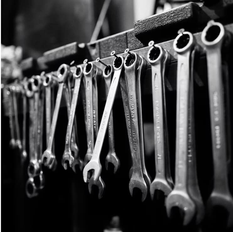 Wiszące kluczyki do samochodów w biurze serwisu – gotowe do odbioru po naprawie